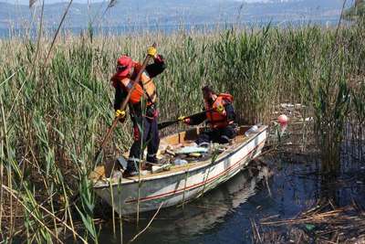 Sapanca Gölü'nden kayıkla 20 torba dolusu atık toplandı