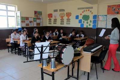 Silopi’de köy okulunda öğrencilerin müzik aletleri sevinci