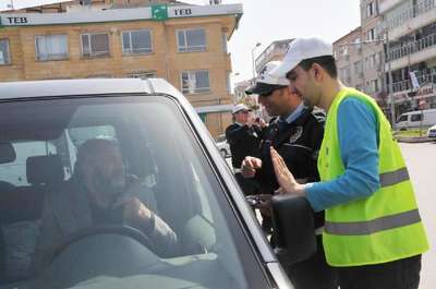 Otistik çocuklar trafik polisi oldu, valinin makam aracını durdurdu