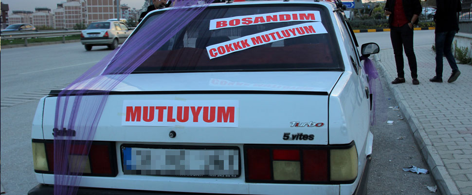 Boşanınca arabayı süsleyip tur attı
