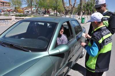 İşitme engelli öğrenciler trafik denetimi yaptı