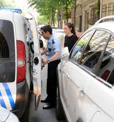 Şişli'de paralarla kaçarken, polise yakalandı