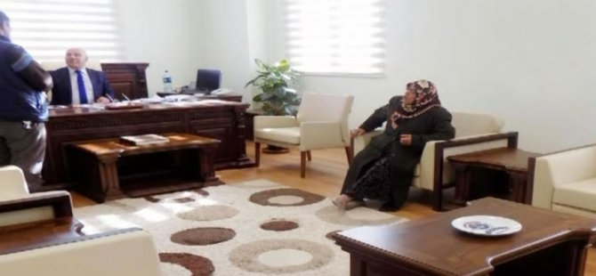 'Halı kirlenmesin' diye ayakkabılarını çıkardı