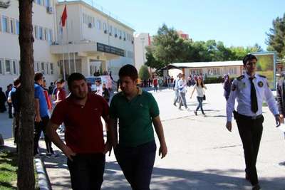Batman Üniversitesi'ndeki kız kagası, protestoya dönüştü