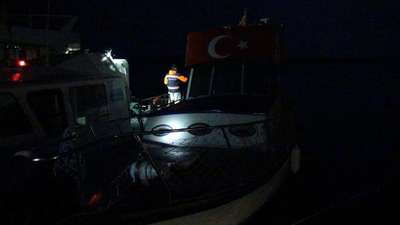 Fırtına nedeniyle açığa sürüklenen teknedeki 7 kişi römorkör yardımıyla kurtarıldı