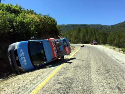 Bağımsız adayın seçim minibüsüne kaya parçası çarptı: 1 ölü, 4 yaralı