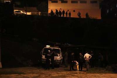 Minibüs, tekerleği  rögara girince 5 metreden parka uçtu: 4 yaralı