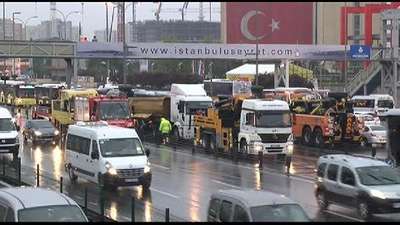Kamyon metrobüs yoluna girdi, seferler durdu