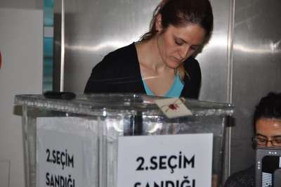 Havalimanı'nda oy kullanılmaya başlandı