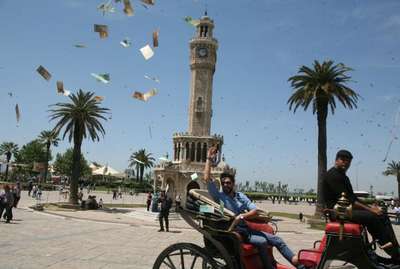 Konak Meydanı'nda sahte euro'larla sevgisili için şov yaptı