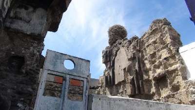 Kilise duvarındaki asırlık leylek yuvası