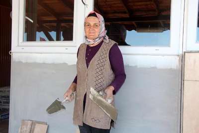 'Neriman usta' fayans döşüyor, sıva ve badana yapıyor