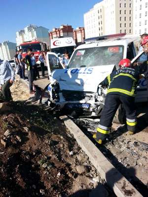 Şanlıurfa’da polis aracı otomobille çarpıştı: 4 yaralı