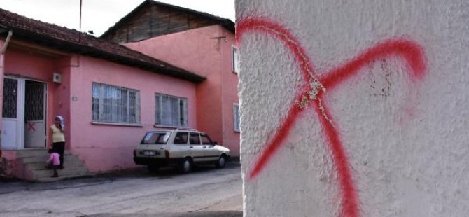 Alevilerin evlerine kırmızı boyayla çarpı işareti