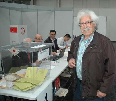 Hannover’de Türk vatandaşları oy vermeye başladı