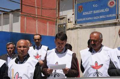 Cezaevi önünde hasta mahkumlarla ilgili basın açıklaması