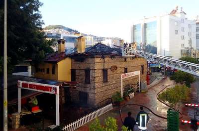 Restoran olarak kullanılan tarihi ev yandı