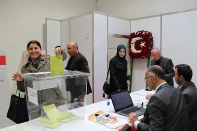 Düsseldorf’ta Türk vatandaşlarının oy kullanma işlemi başladı