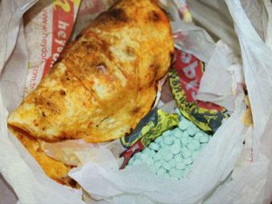 Ecstasy'leri lahmacuna sarmışlar