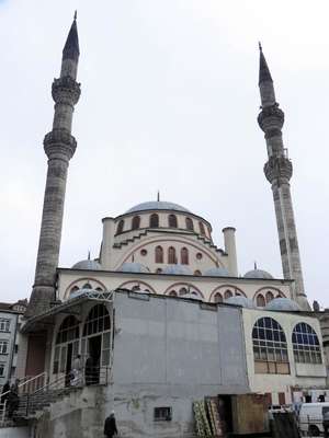 Depremde hasar gören cami 16 yıl sonra yenilenecek