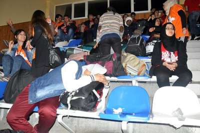 Karaman'da festivale katılan gençler, kamp alanları sular altında kalınca spor salonunda sabahladı