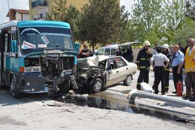 Otomobil yolcu minibüsüyle çarpıştı: 15 yaralı