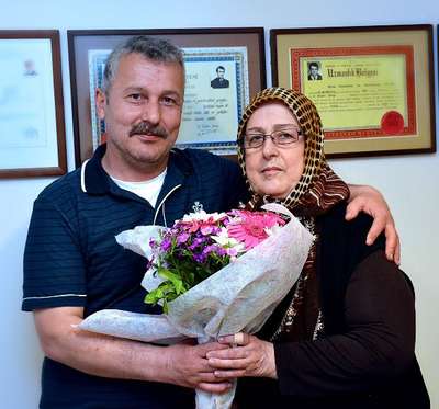 Annesine böbreğini verdi