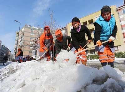 Karda mahsur kalan çobanları belediye ekipleri kurtardı