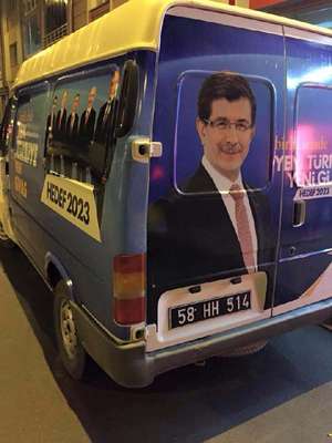 Ak Parti giydirmeli resmi plakalı belediye minibüsü kiralıkmış