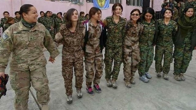 ABD'li asker YPG halayında halay başı oldu