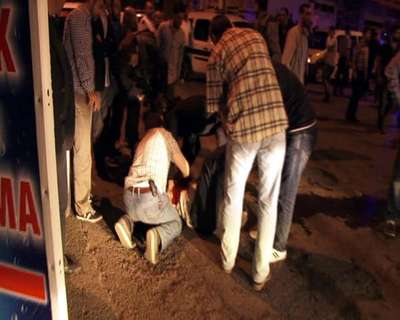 Çocukların çime basmesı ile başlayan kavga silahlı çatışmaya döndü: 7 yaralı