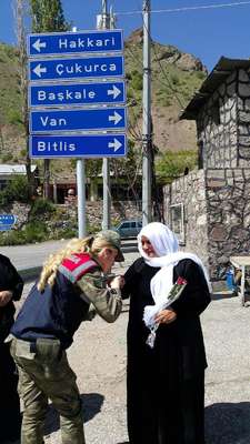 Hakkari'de kadın jandarma komutanlarından annelere çiçek