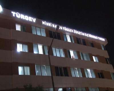 Başbakan Davutoğlu'ndan TÜRGEV'in yurduna geceyarısı ziyareti