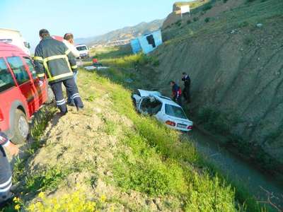 Otomobil sulama kanalına uçtu: 2 ölü, 1 yaralı