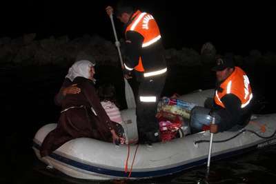 Hamile kadın jandarma tarafından botla kurtarıldı
