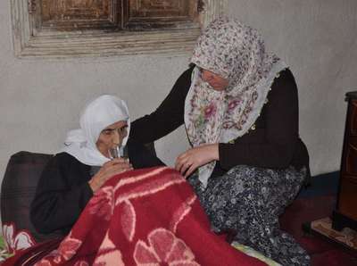 110 yaşındaki kayınvalidesine bakan gelin Bitlis'te 'Yılın Annesi' seçildi
