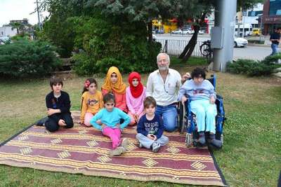 IŞİD'e katılan oğlunun dönmesi için oturma eylemi başlattı