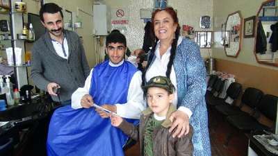 Vekil adayı anne, 5 yaşındaki oğluyla oy istiyor