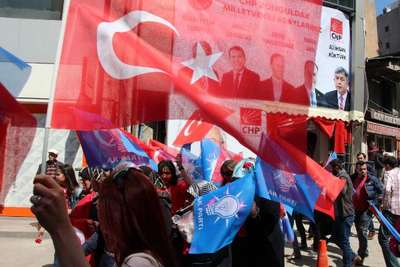 Ak Partili Milletvekili adayları CHP’lilere karanfil verdi