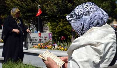 Şehitlikte buruk ‘Anneler Günü’ kutlaması