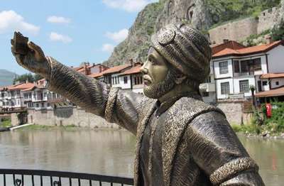 'Selfie' çeken şehzade heykelinin telefonunu kırdılar