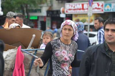 Anneler Günü'nde, 2 yaşındaki kızıyla birlikte kağıt topladı