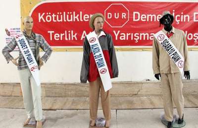 Anneler, terlik fırlatmada yarıştı