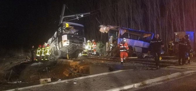 Tren otobüsü ikiye böldü: 4 ölü, 24 yaralı