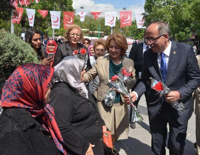 Siyasetçiler, 'Anneler Günü'nü unutmadı