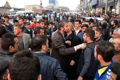 Erzurum'da HDP seçim otobüsüne saldırı