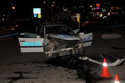Polis otosu otomobille çarpıştı: 3 yaralı
