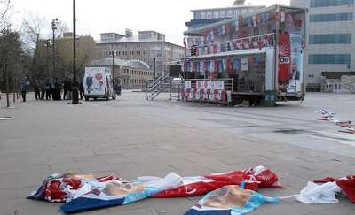 Zabıtadan CHP'ye şafakta 'Bayrak' oporasyonu