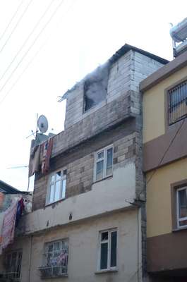 Eşini ve çocuklarını merdivenden atıp, evi ateşe verdi