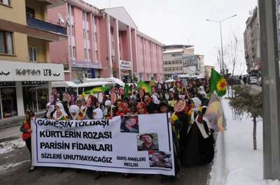 Paris'te öldürülen 3 kadın için Hakkari'de yürüyüş yapıldı